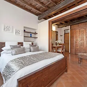 Lovely Trastevere Center Apartment